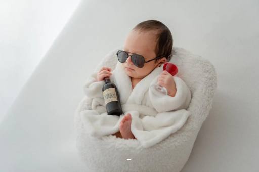 桂林满月宝宝趴着睡